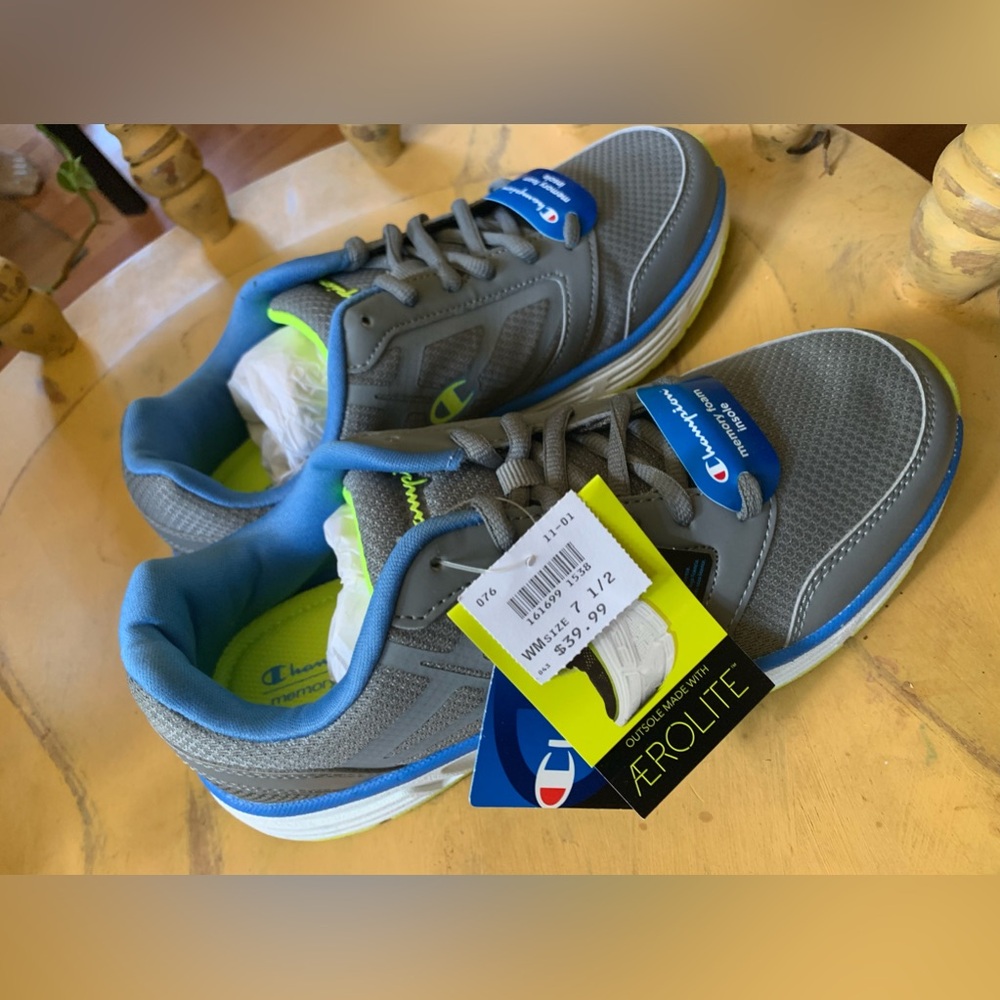 NEW IN BOX CHAMPION WOMEN
MEMORY FOAM SNEAKERS SIZE 7 1/2